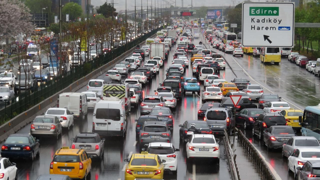 İstanbul'da pazartesi trafiğine yağmur etkisi: Yoğunluk yüzde 81'e ulaştı
