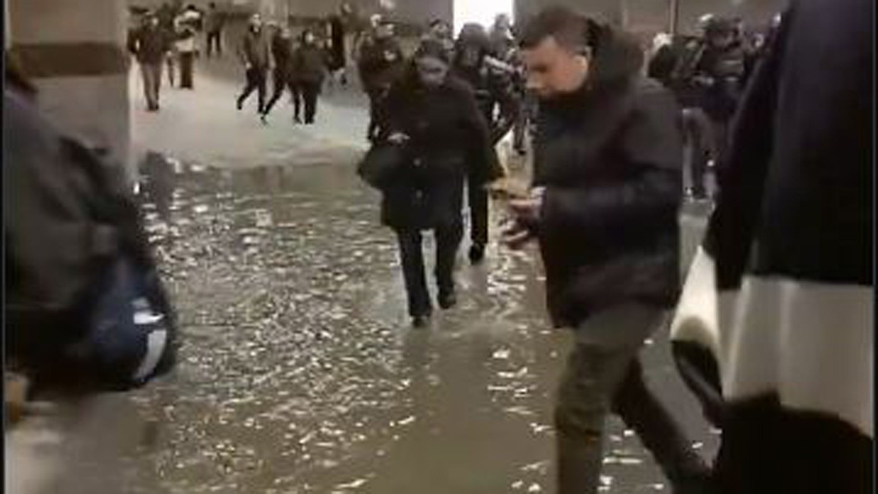 İstanbul’da sağanak yağış | Mecidiyeköy metro alt geçidini su bastı