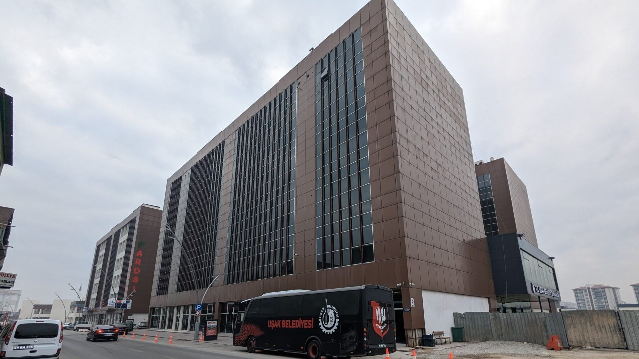 Uşak Belediyesi'ne 'rüşvet' operasyonu: Gözaltına alınan 4 şüpheli adliyede