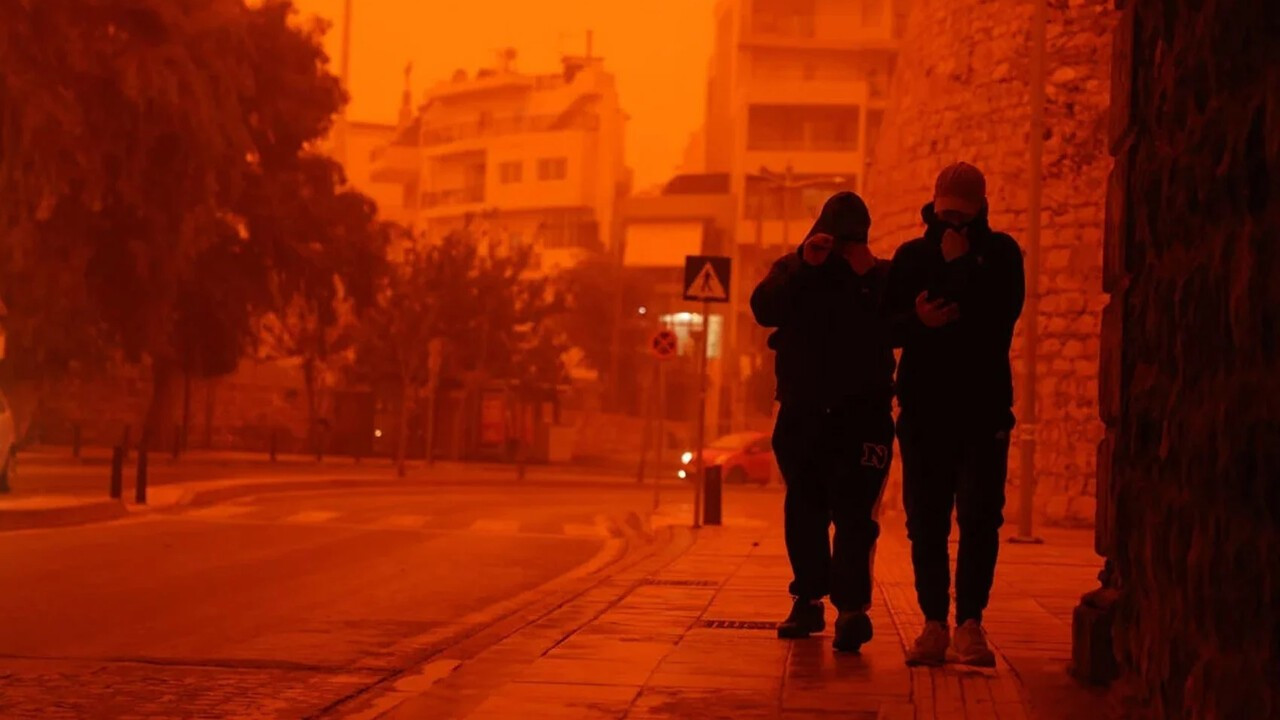 Yunanistan’da gökyüzü kırmızıya büründü