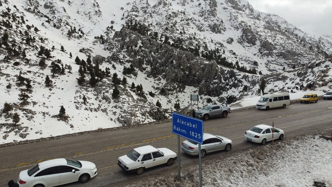 Antalya Alacabel'de etkili olan kar yağışı ulaşımı aksattı