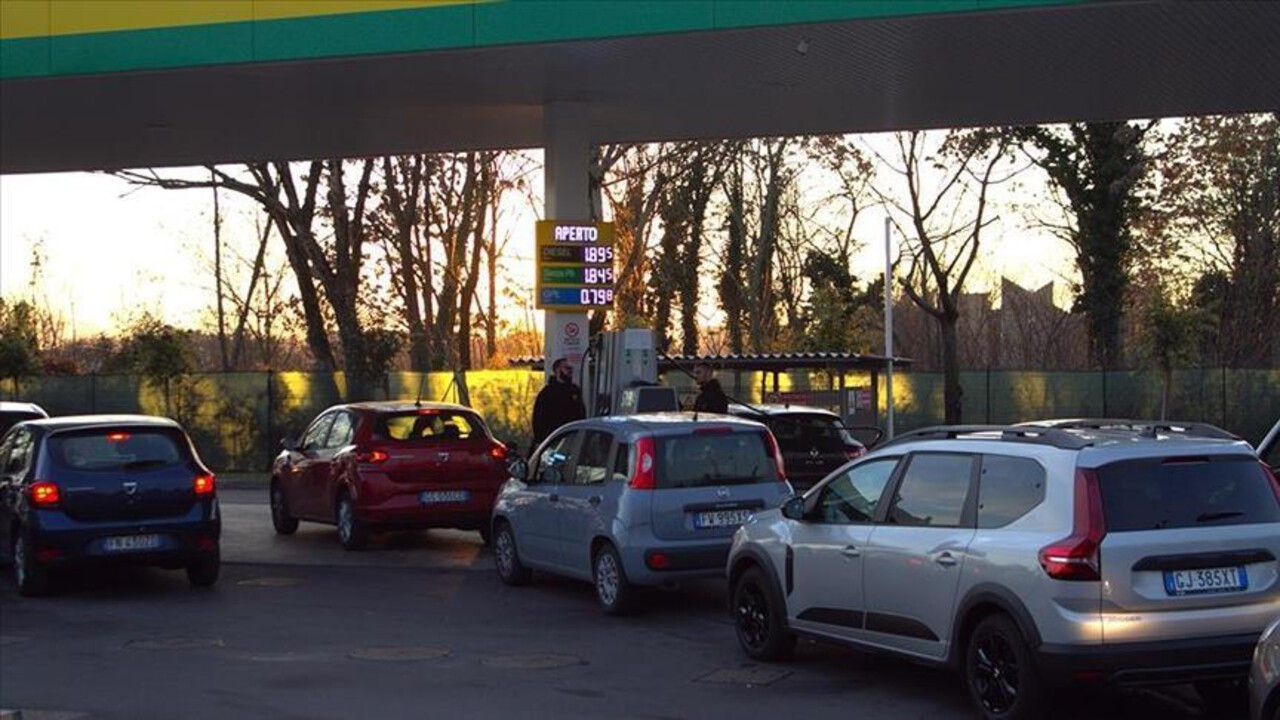 İtalya, akaryakıt fiyatlarındaki geçici vergi indirimi süresini uzatma kararı aldı