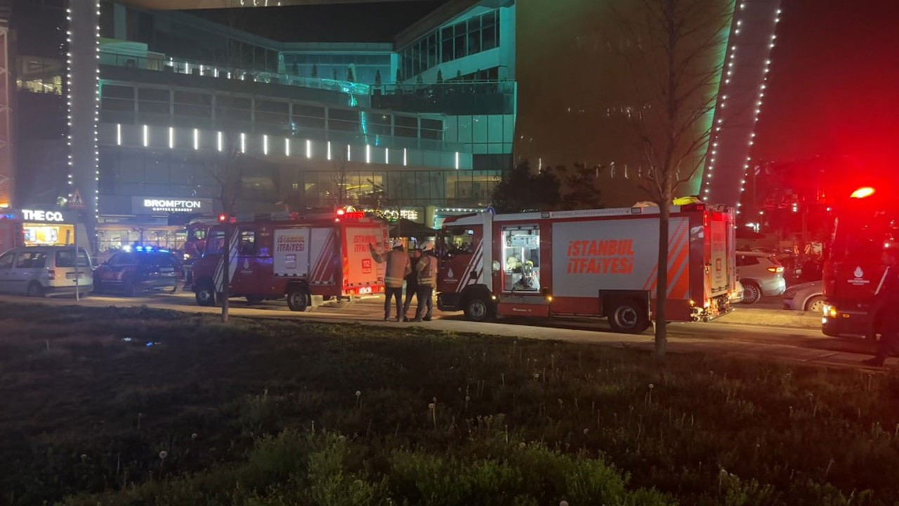 Kağıthane’de AVM yangını: Müşteri ve çalışanlar tahliye edildi