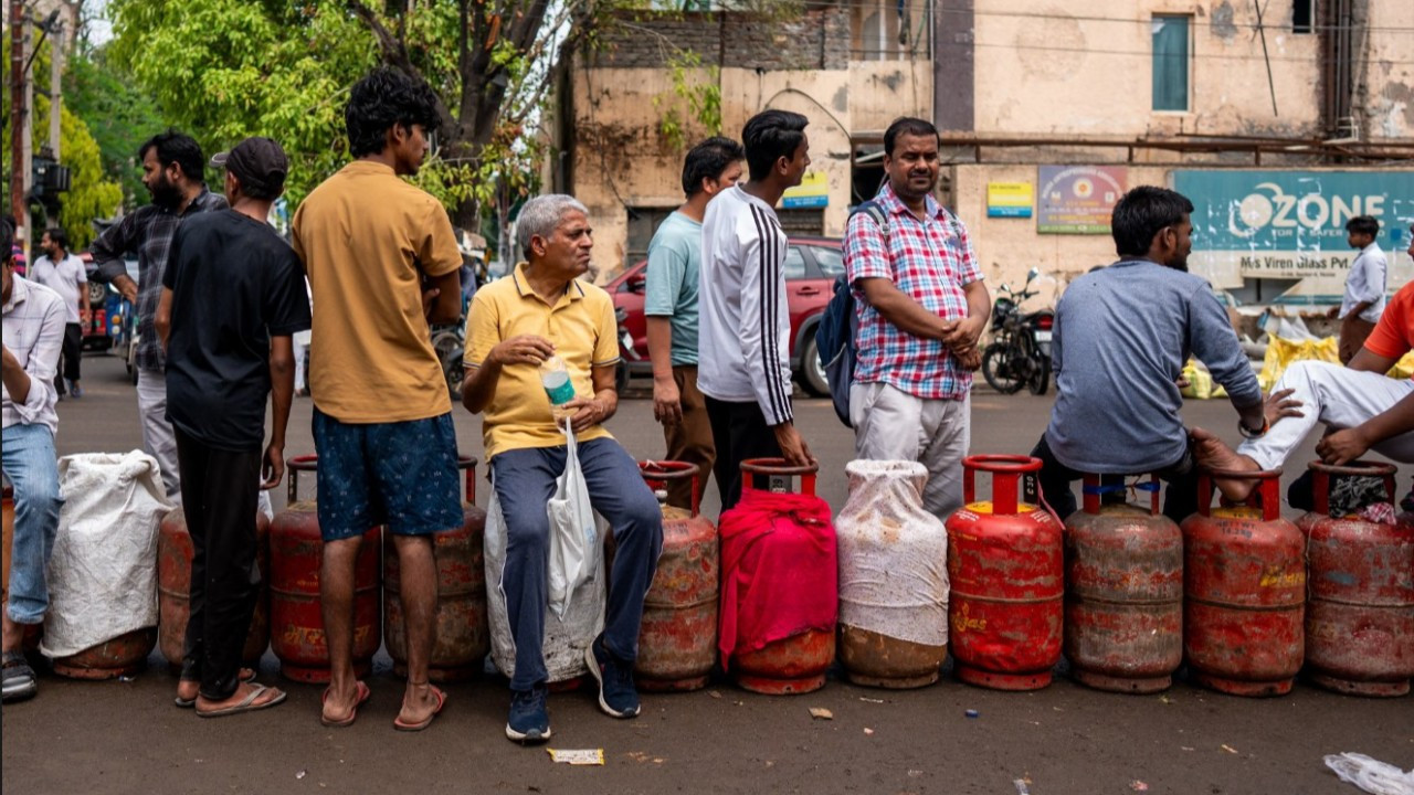 Asya’da yakıt krizi büyüyor: Şiddet, yağma ve grevler yayılıyor