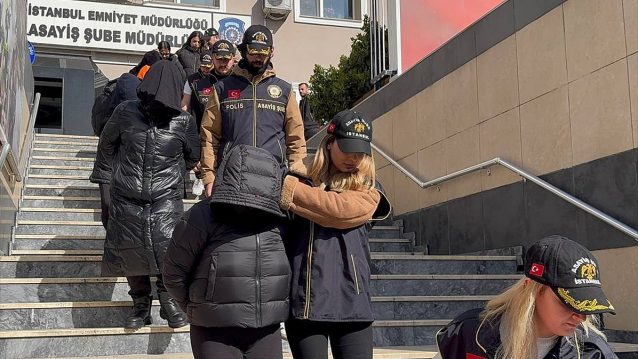 İstanbul ve İzmir'de düzenlenen fuhuş operasyonunda yakalanan 9 zanlı tutuklandı