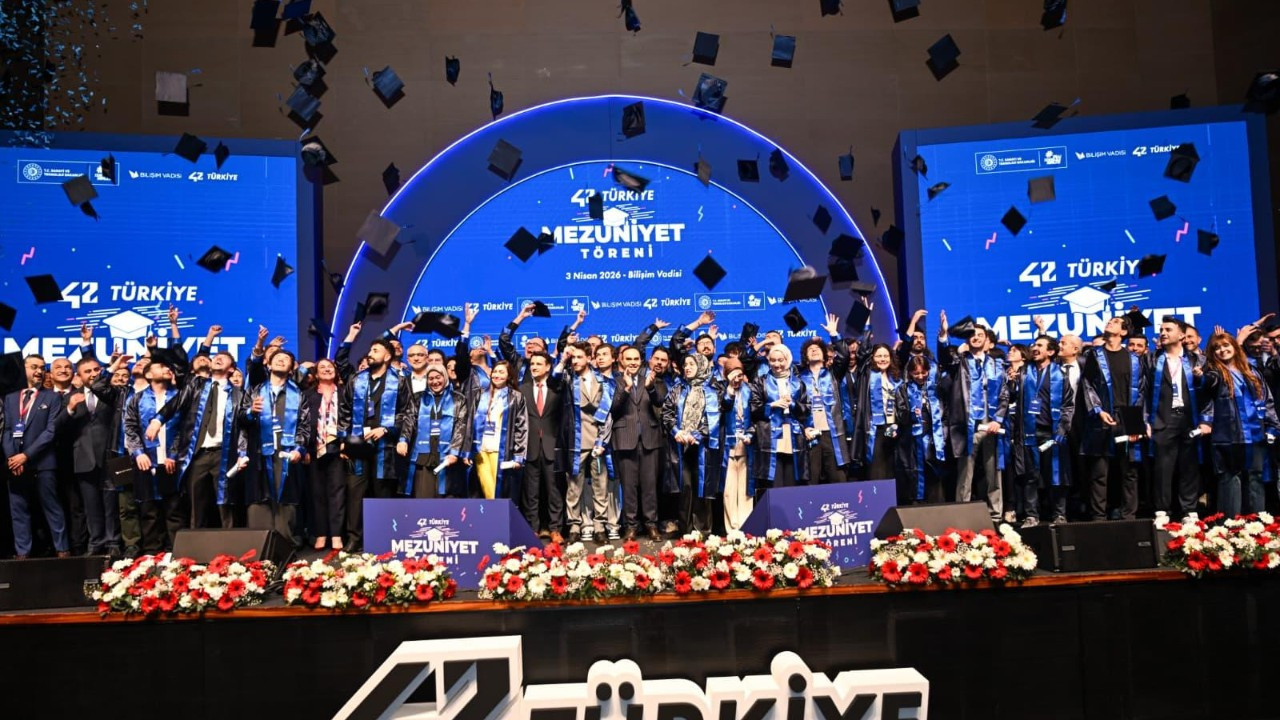 Bakan Kacır, Bilişim Vadisi’nde 42 Türkiye mezunlarına diplomalarını takdim etti