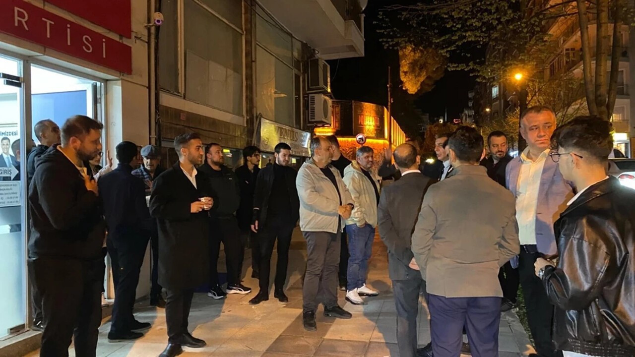 CHP İlçe Başkanlığı binasına taşlı saldırı