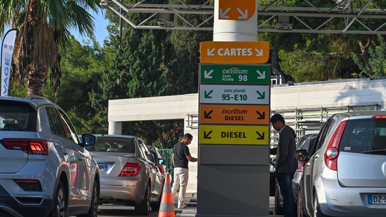 Fransa'daki istasyonlarda yakıt sıkıntısı yaşanıyor