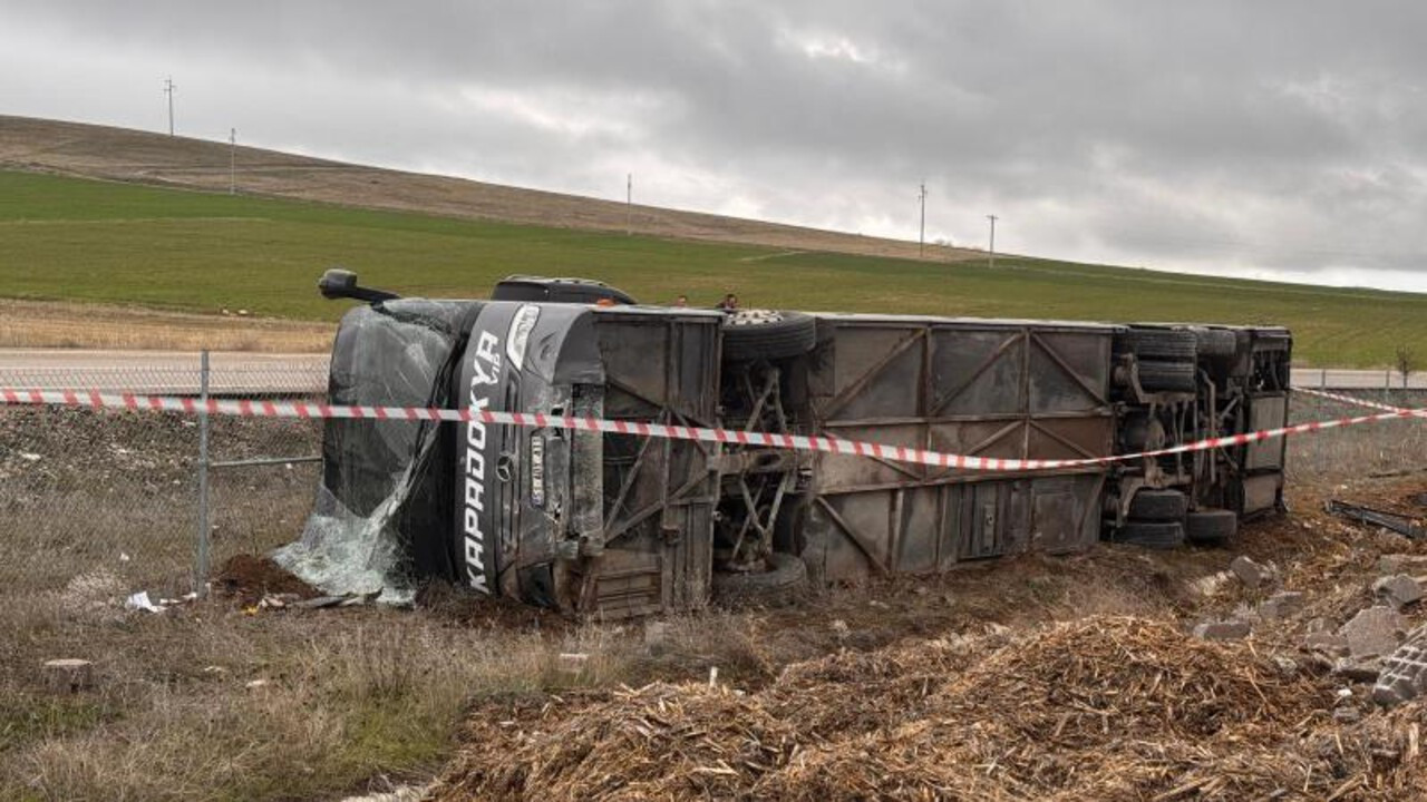 Aksaray'da tur otobüsü devrildi: Yaralılar var