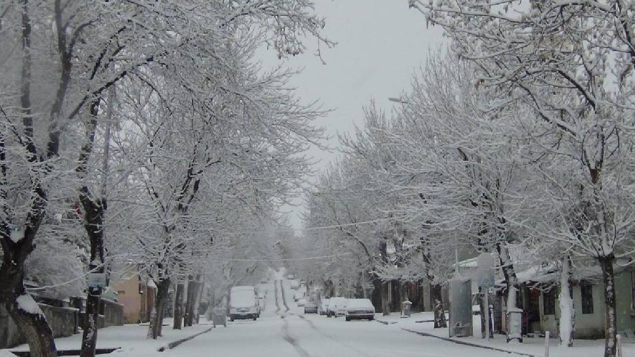 Kars’ta nisan karı: Kar kalınlığı 30 santimi aştı, her yer beyaza büründü