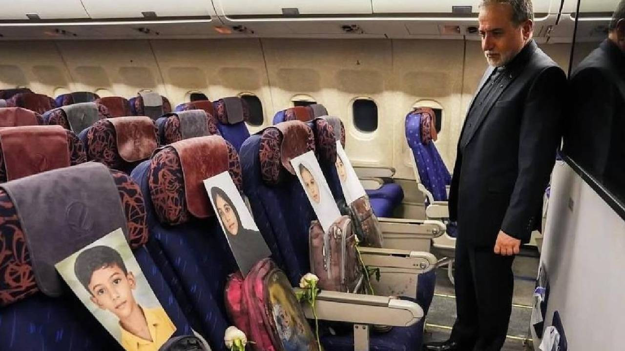 İran heyetinin uçağına ABD'nin Minab'daki saldırısında ölen çocukların fotoğrafları kondu (Video)