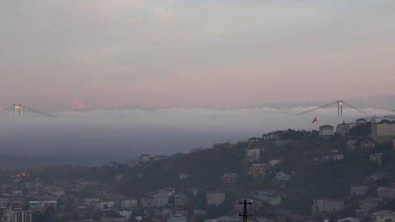 İstanbul'da sisten göz gözü görmedi: Fatih Sultan Mehmet Köprüsü gözden kayboldu (Video)
