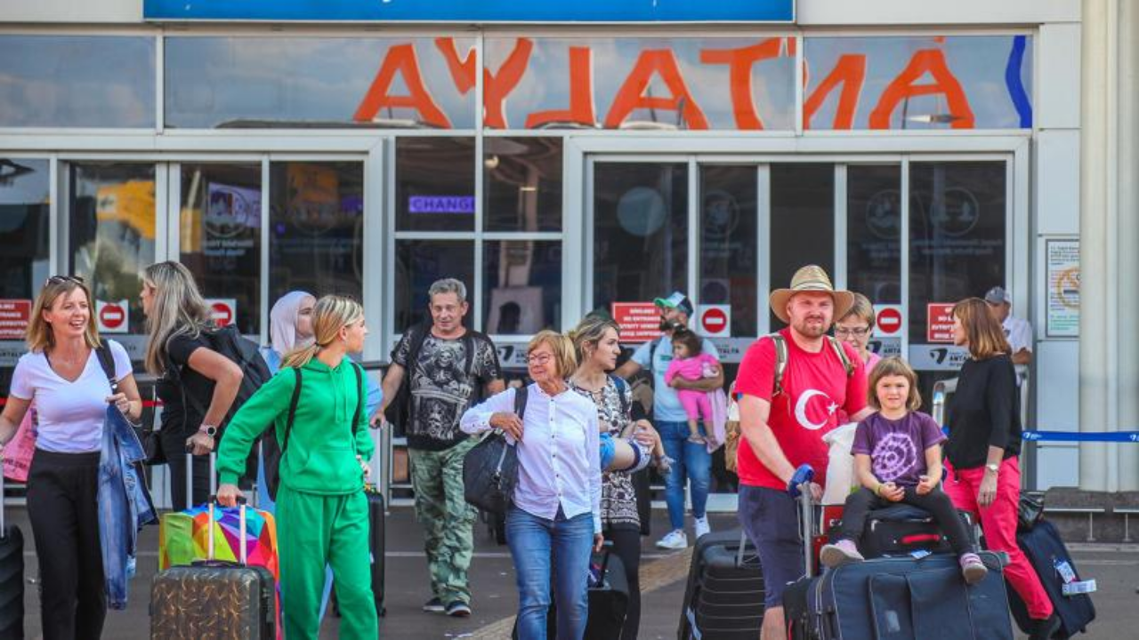 Antalya Havalimanı’nda yolcu sayısı 3,1 milyonu geçti
