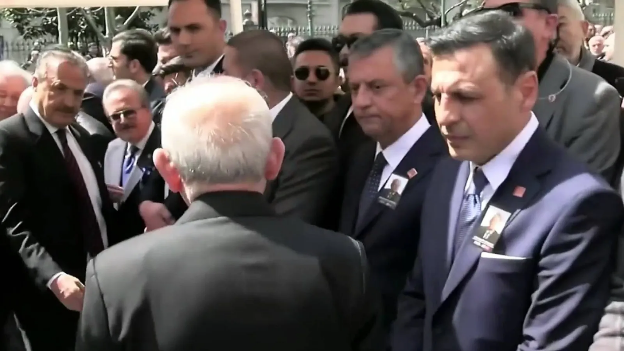 Cenazede tokalaşmamışlardı: Özgür Özel'den Kemal Kılıçdaroğlu açıklaması