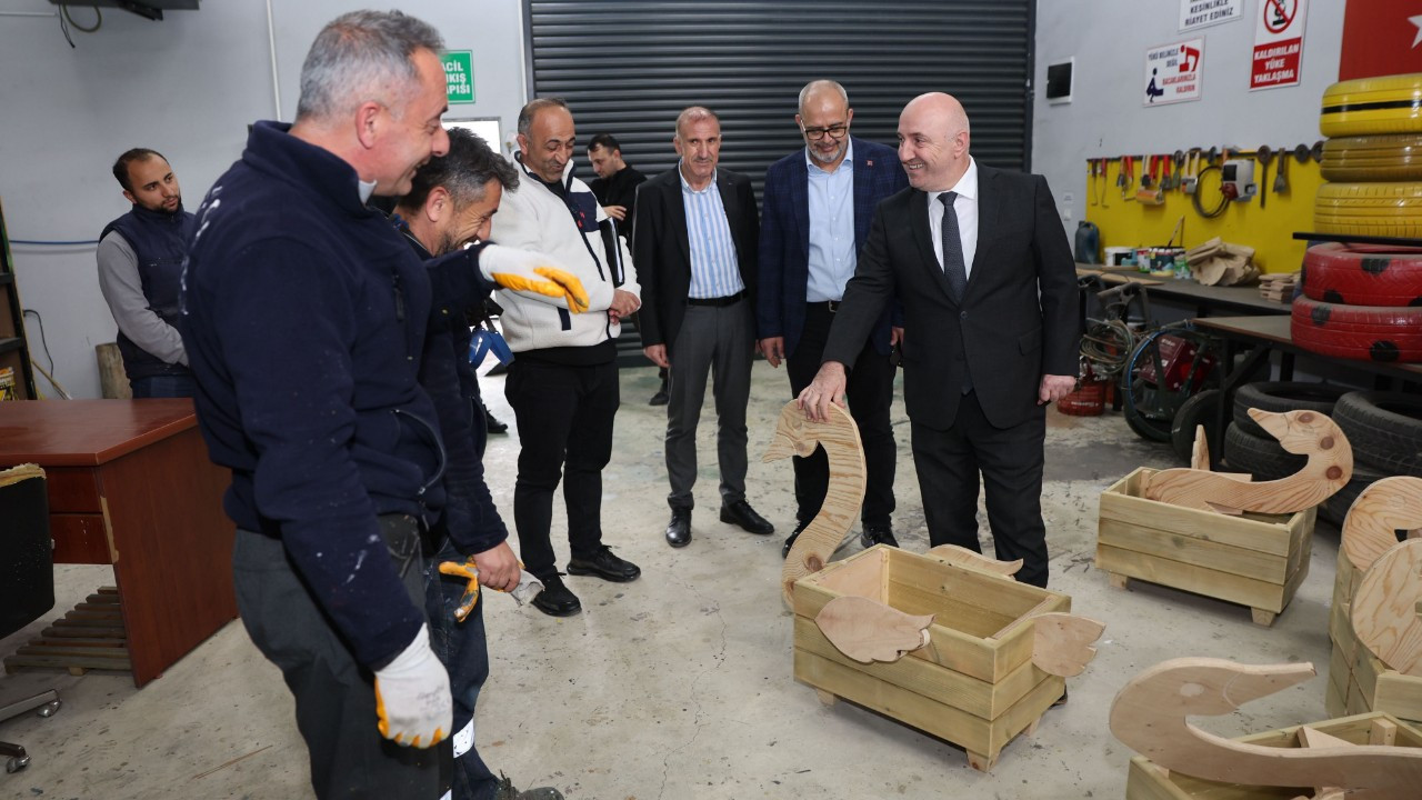 Darıca Belediyesi kent mobilyalarını kendi atölyesinde üretiyor