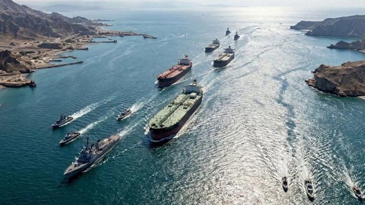 İran, Hürmüz Boğazı'ndan geçiş yapmak isteyen 5 süper tankere izin verdi