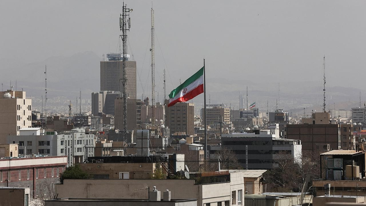 İran'da tüm okullar uzaktan eğitime geçiyor