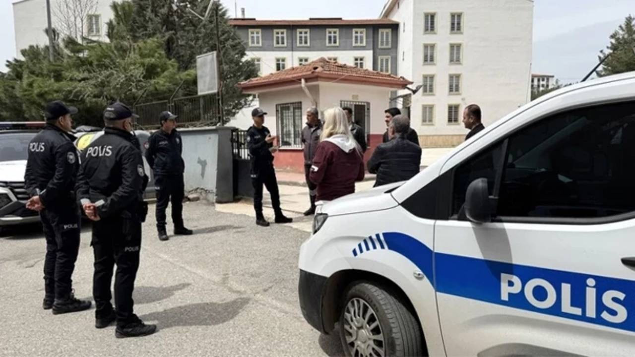 Çanakkale'de silahlı 'tehdit' paylaşımı yapan lise öğrencisi gözaltına alındı