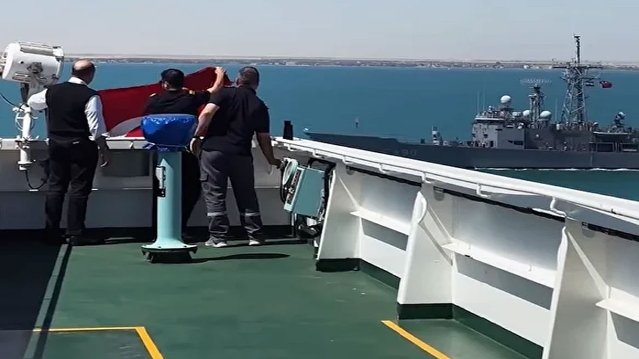 Süveyş’te Türk denizciler, Türk savaş gemilerini bayrakla selamladı