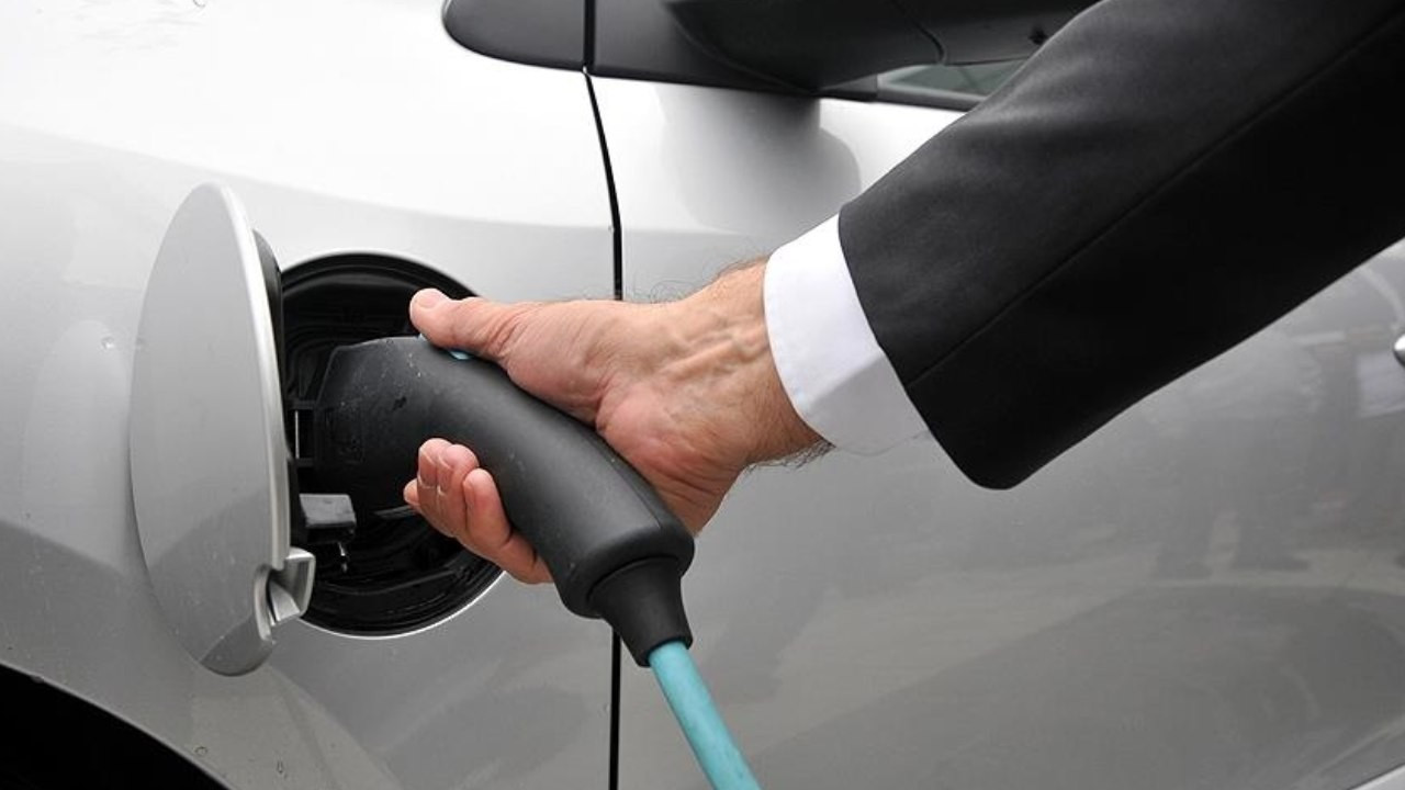 İran savaşı petrol fiyatlarını vurdu, elektrikli araç satışlarını patlattı