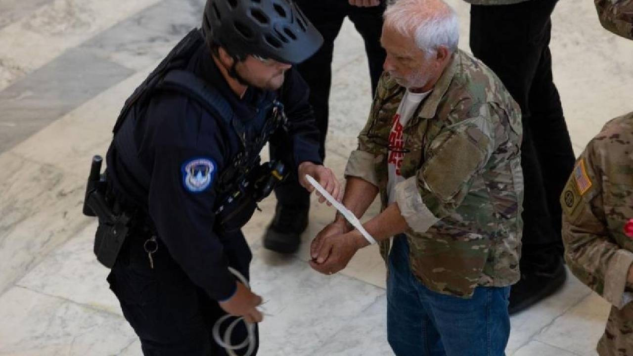 ABD Kongresi'nde İran savaşını protesto eden gazilere gözaltı (Video)