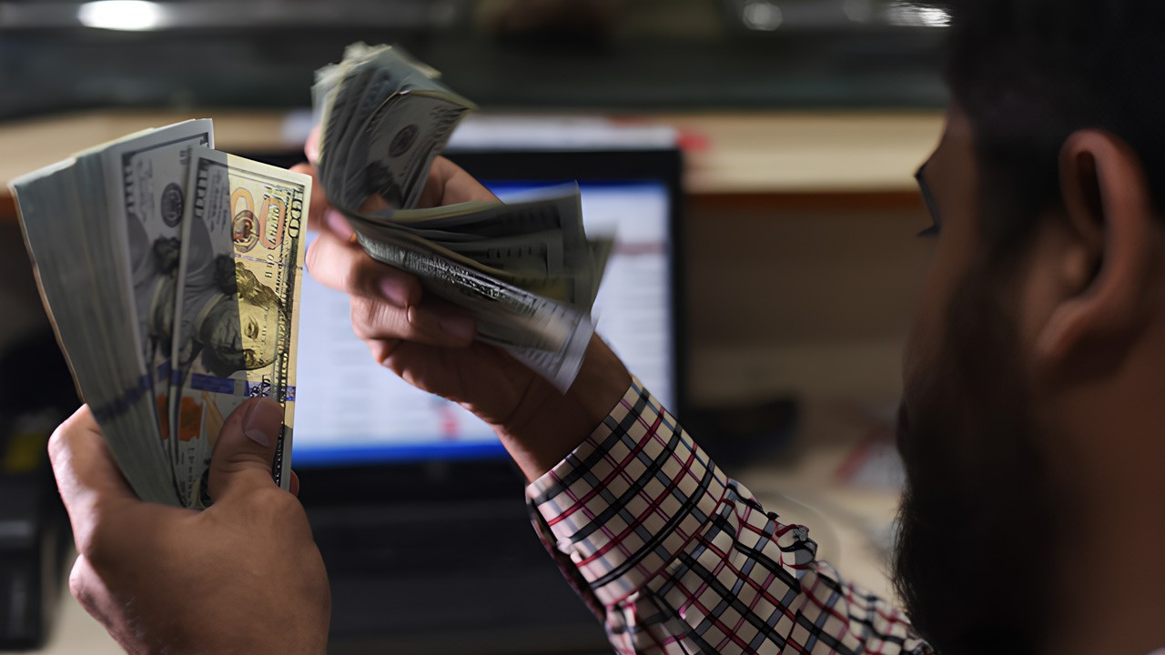 WSJ: ABD, Irak'taki İran bağlantılı grupları baskılamak için Bağdat'a dolar sevkiyatlarını engelliyor