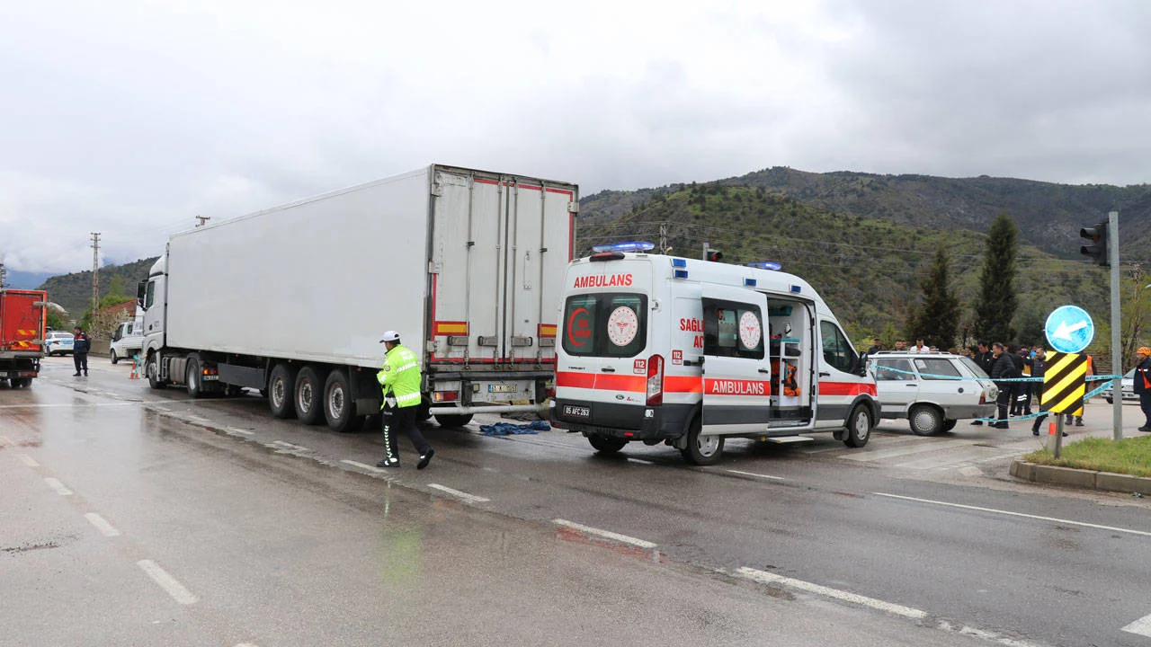 Amasya'da tır ile otomobil çarpıştı: 10 aylık bebek hayatını kaybetti, 4 kişi yaralandı