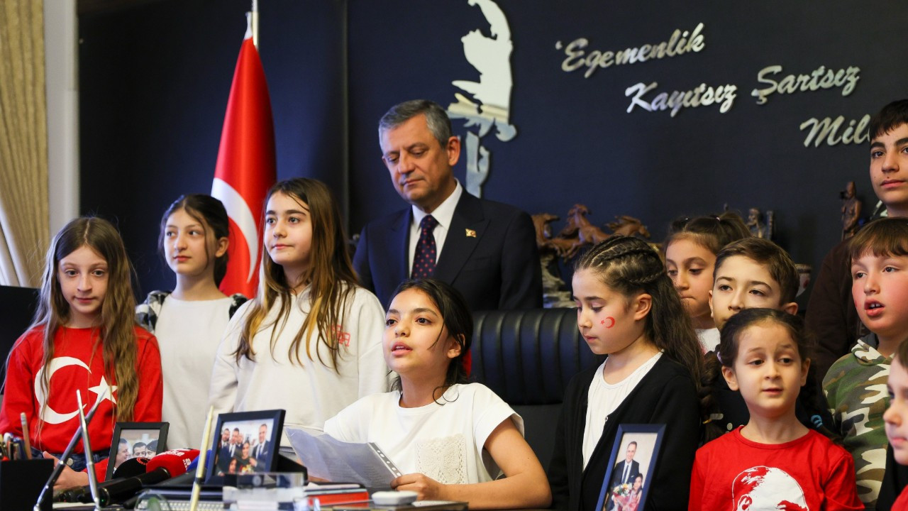 CHP Genel Başkanı Özel, koltuğunu depremzede öğrenci Elisa Dok'a devretti