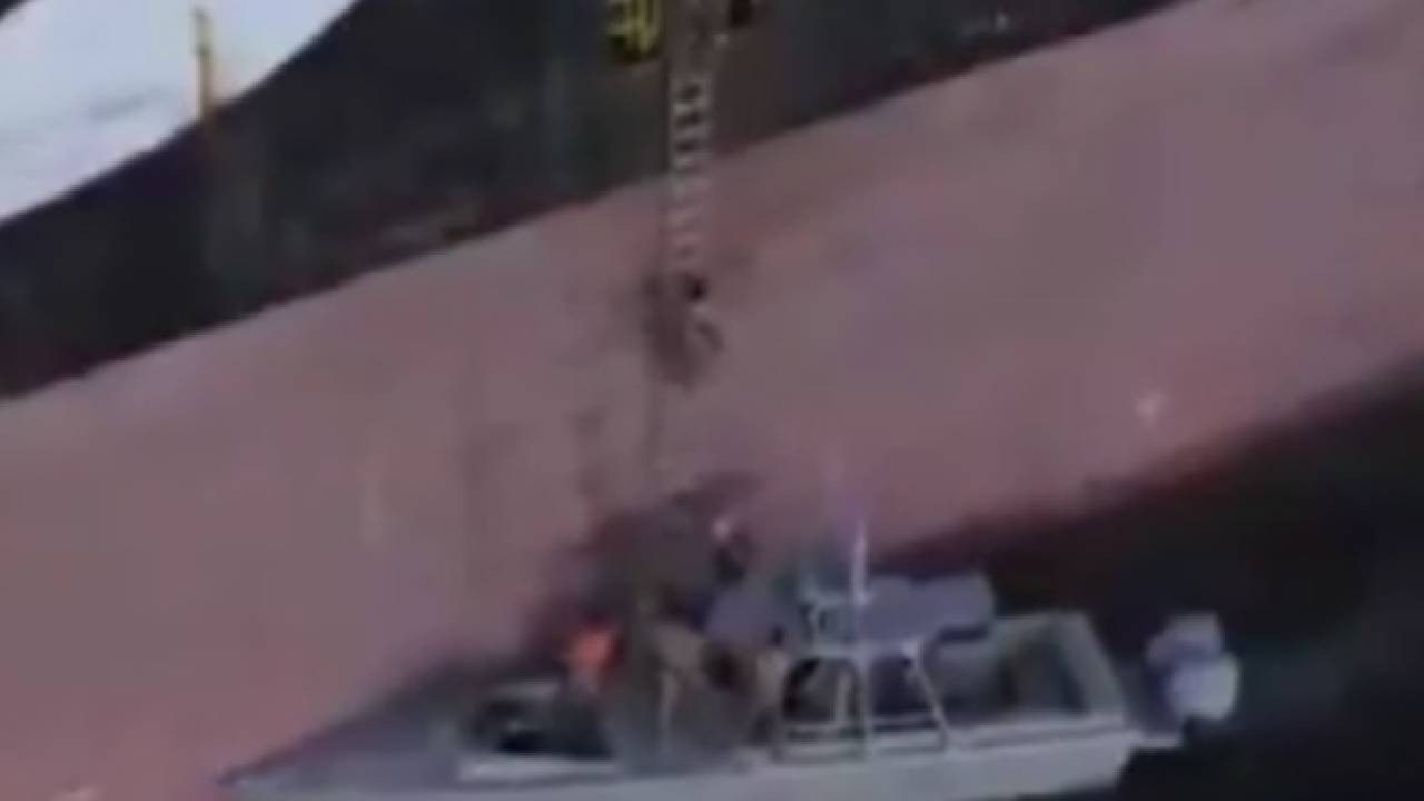 İran, Hürmüz Boğazı’nda 2 gemiye el koyduğu operasyonun görüntülerini yayınladı (Video)