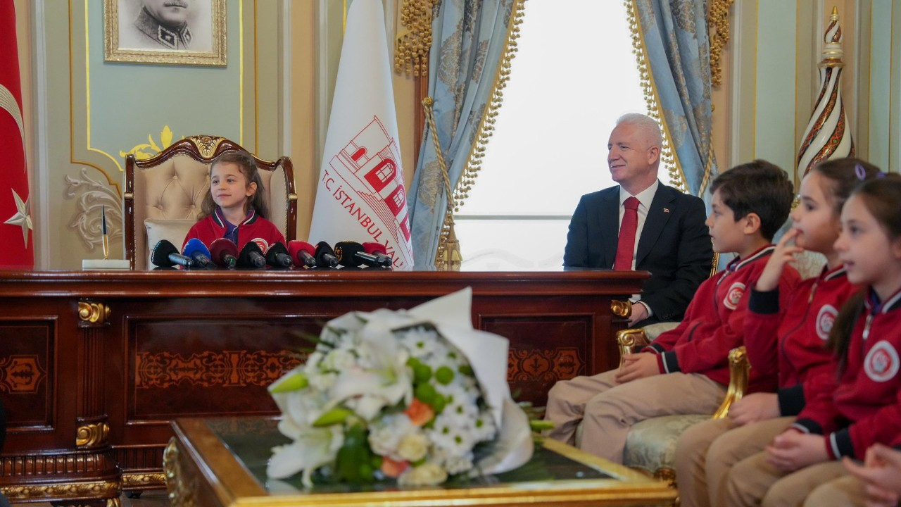 İstanbul Valisi Gül, 23 Nisan'da koltuğunu ilkokul öğrencisi Ayşe Aslan'a devretti