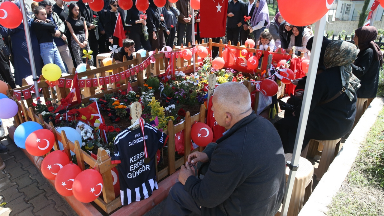 Kahramanmaraş'ta hayatını kaybeden çocuklar 23 Nisan'da mezarları başında anıldı