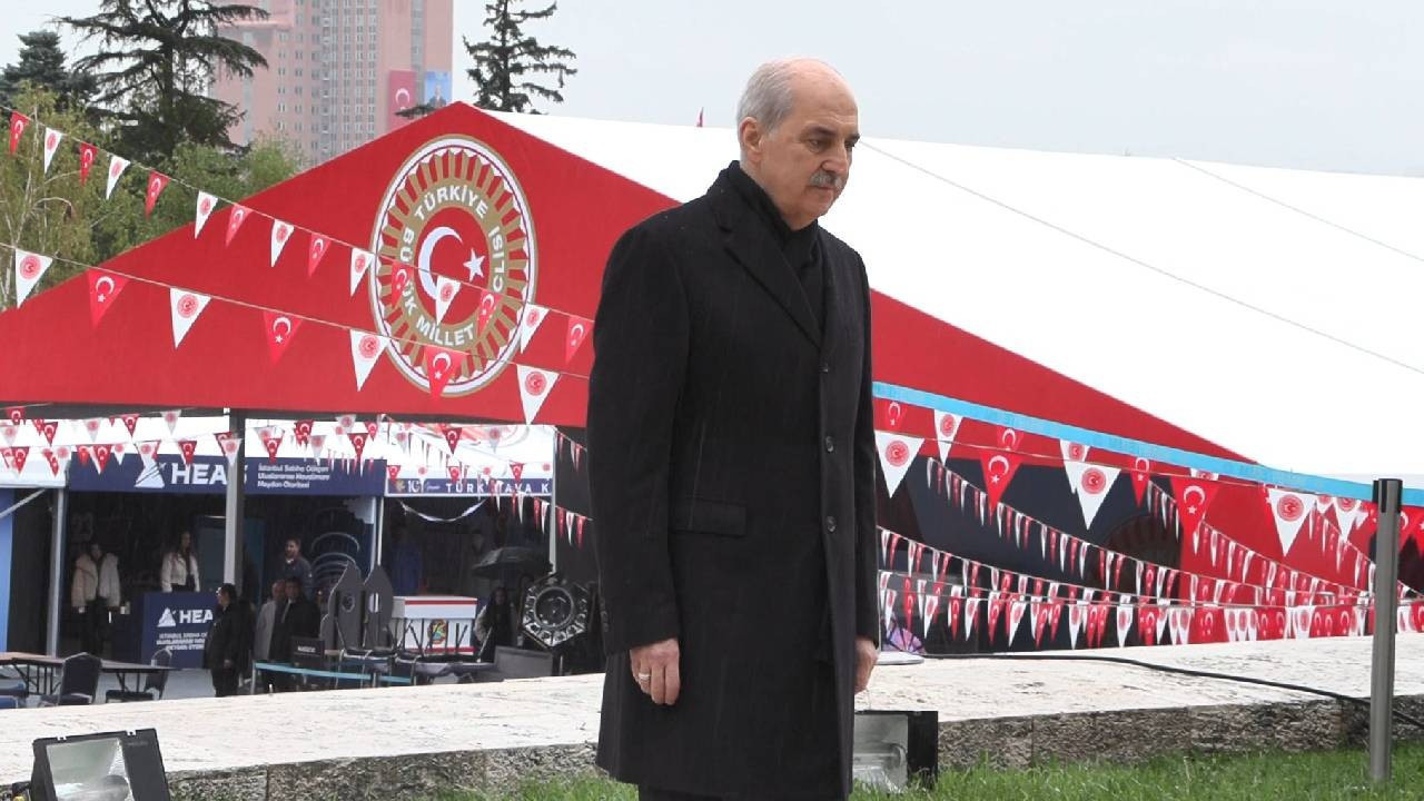 Kurtulmuş, TBMM'deki Atatürk Anıtı'na çelenk bıraktı
