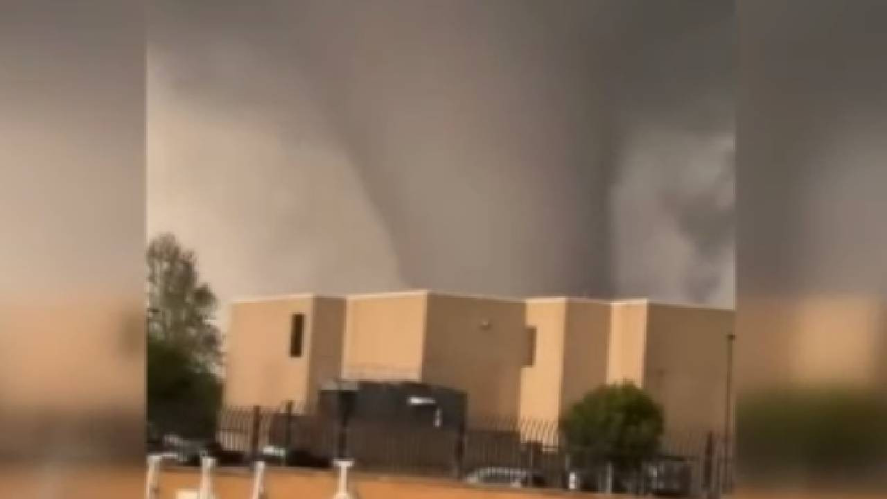 ABD'de 40 dakika süren hortum: 10 kişi yaralandı, Hava Kuvvetleri üssü zarar gördü (Video)