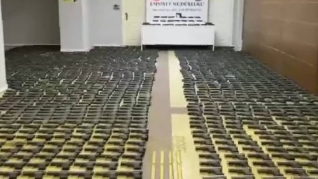 İstanbul’da büyük operasyon: Toprak altından binlerce silah parçası çıktı, gözaltılar var (Video)