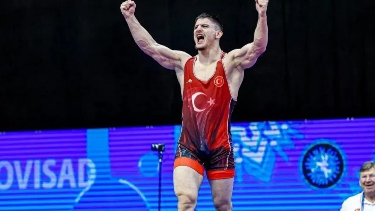Milli güreşçi Hakan Büyükçıngıl Avrupa üçüncüsü oldu