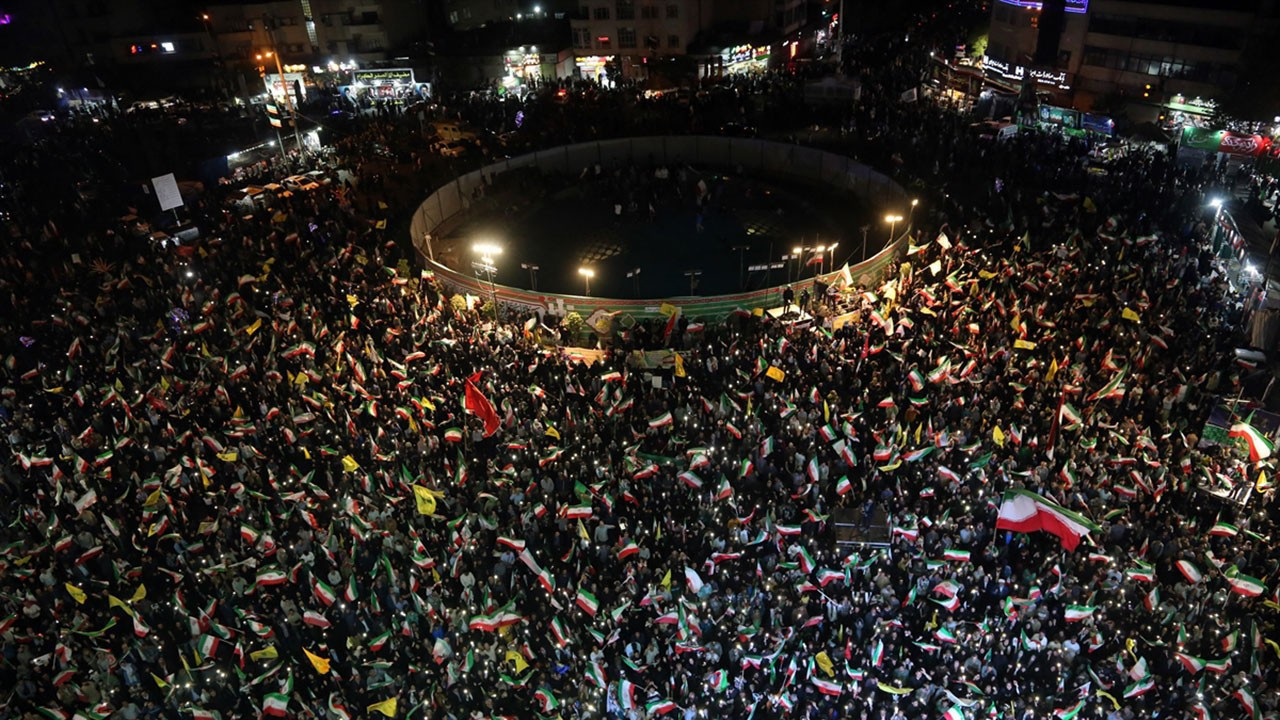 Tahran'da binlerce kişi ABD ve İsrail'i protesto etti
