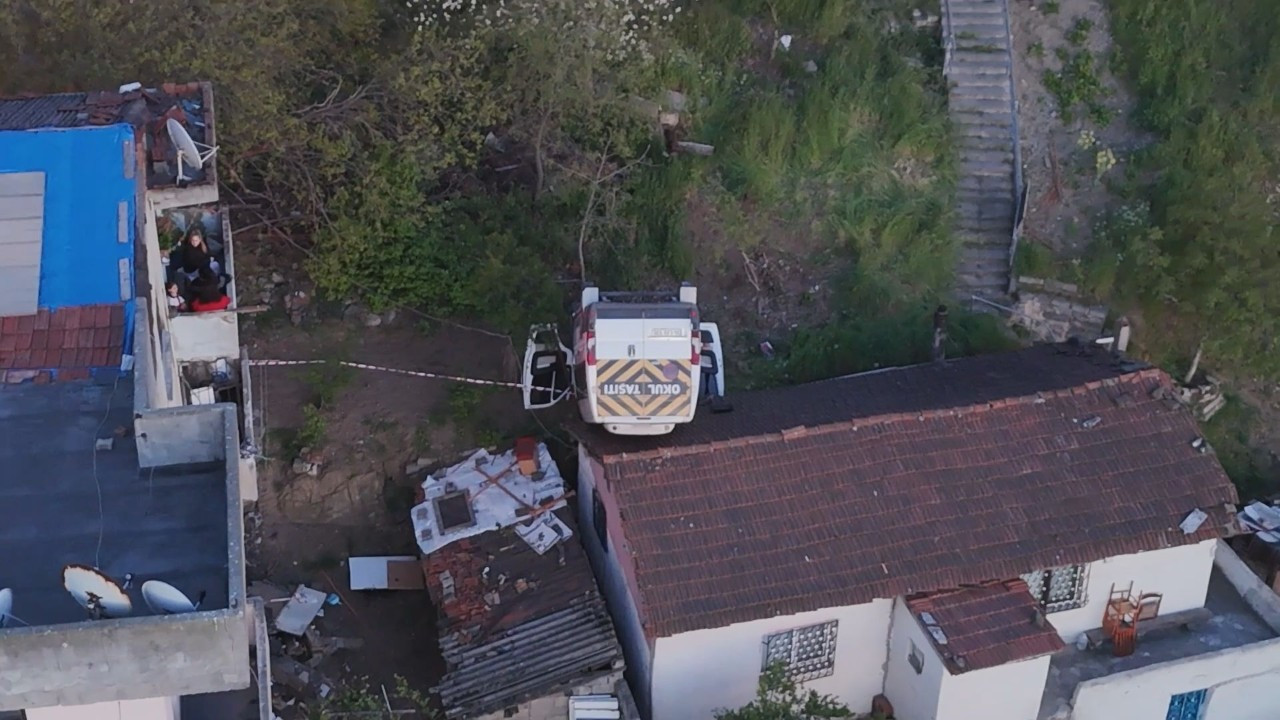 Kağıthane'de takla atan okul servisi evin çatısına düştü