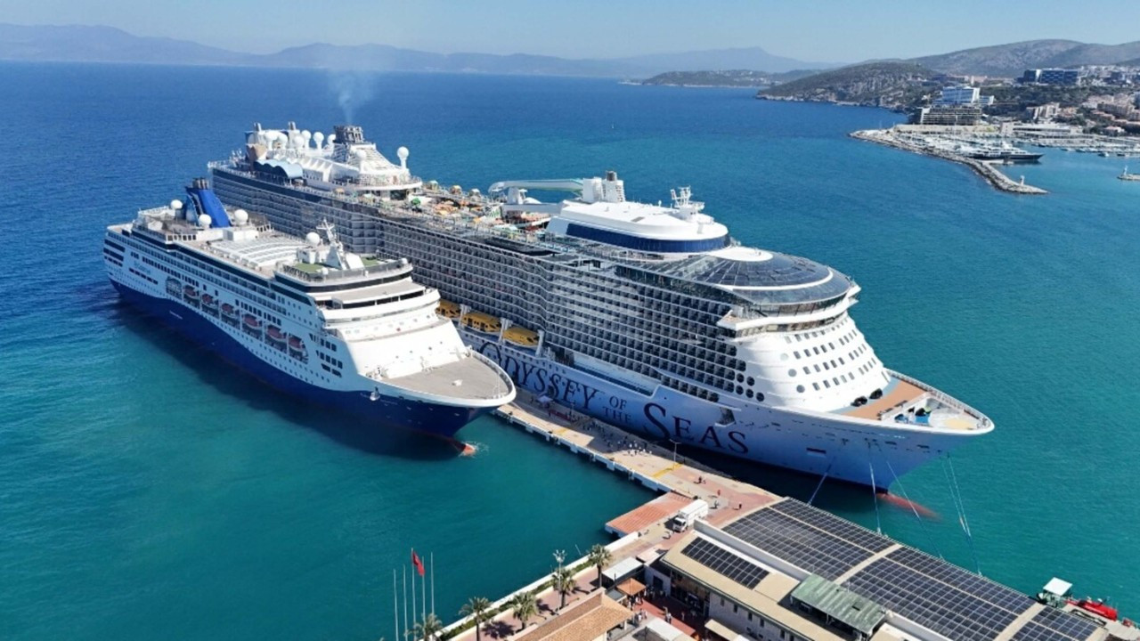 Kuşadası'na kruvaziyerle 4 bin 600 turist geldi