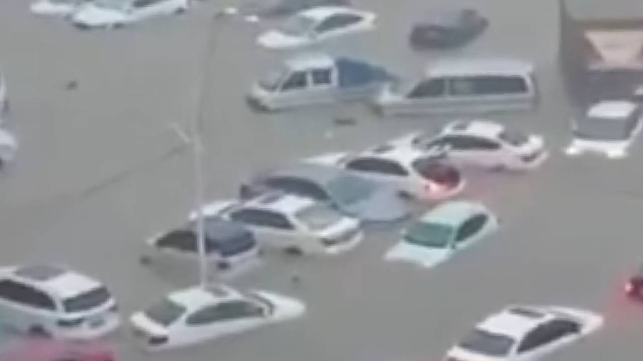 Rekor düzeyde yağış aldı, sel vurdu, araçlar sular altında kaldı (Video)