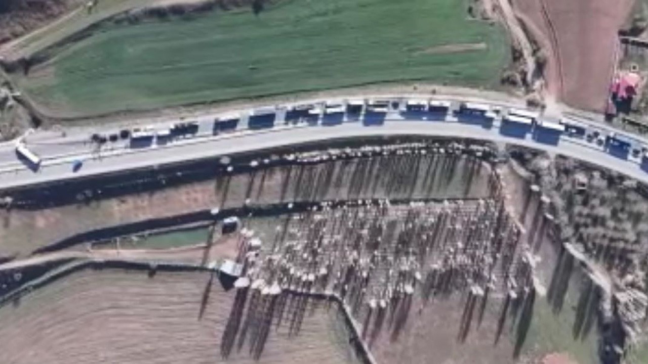 Tır devrildi, Kayseri-Sivas yolunda uzun araç kuyruğu oluştu (Video)