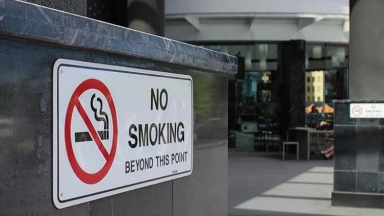 İngiltere'de 2009 sonrası doğanlara sigara satışı tamamen yasaklandı