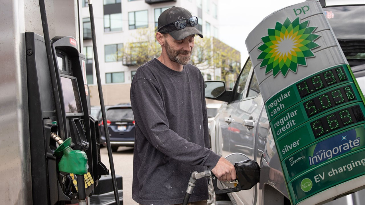 ABD'de akaryakıt fiyatları 5 dolar eşiğini aştı