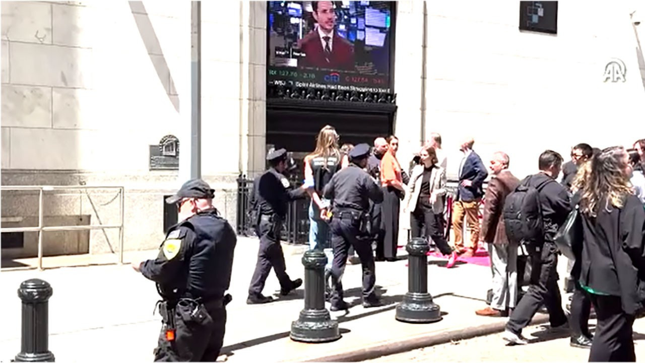 New York Borsası önünde "1 Mayıs" protestosuna polis müdahalesi