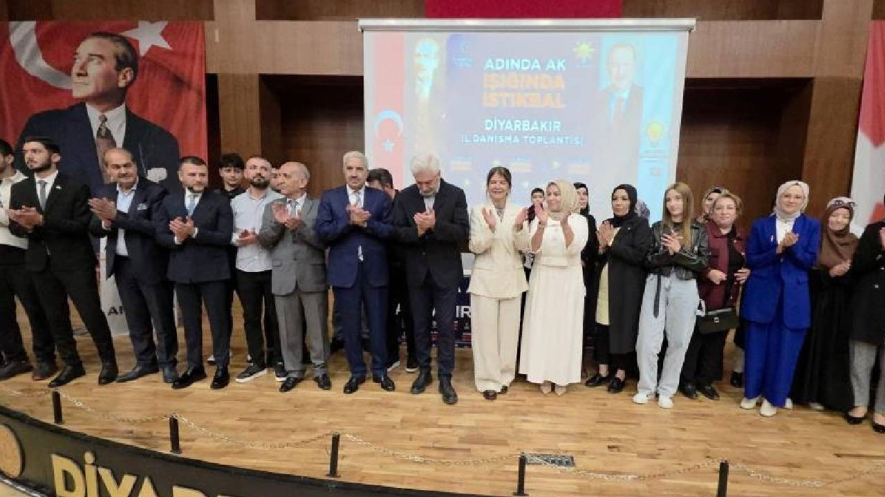 Diyarbakır'da CHP ve YRP’den ayrılan 100 kişi AK Parti’ye katıldı