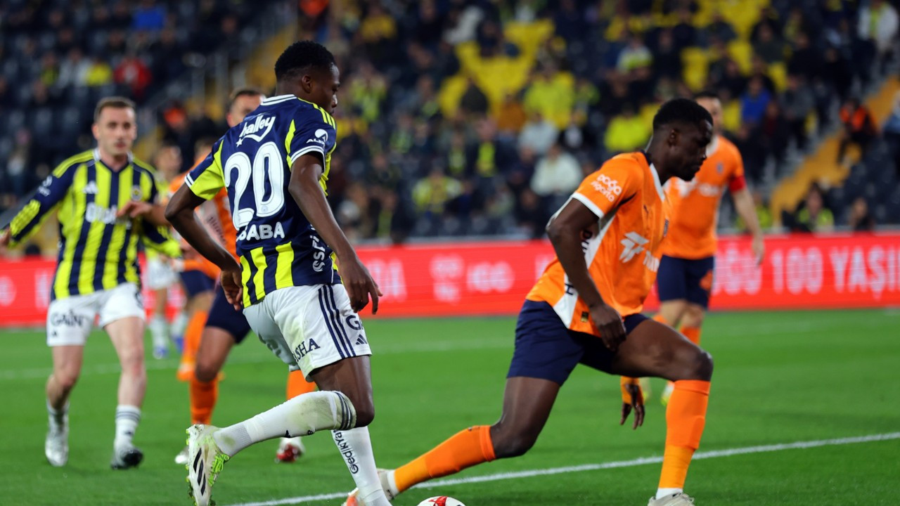 Fenerbahçe Başakşehir galibiyeti ile puan farkını 4'e indirdi