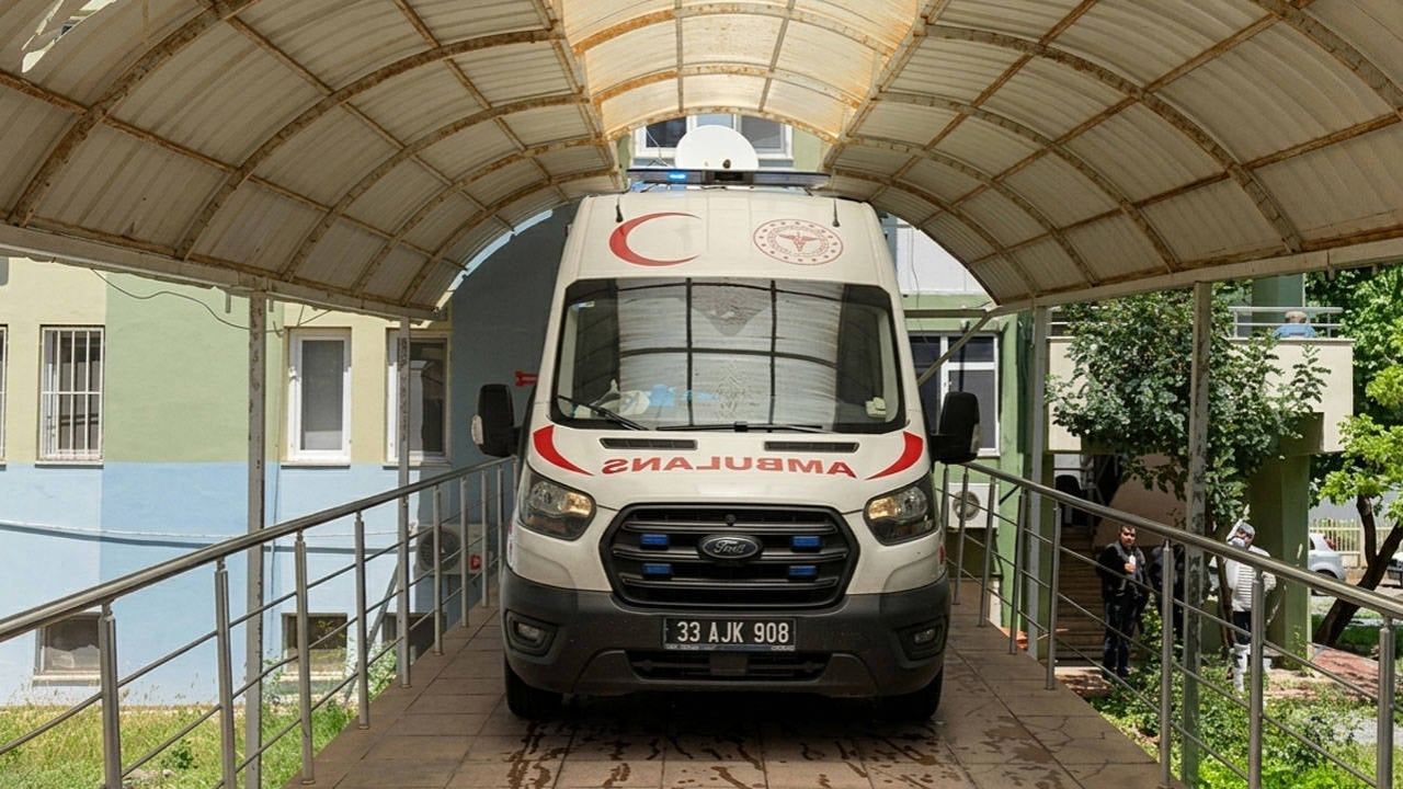 Zehirlenme şüphesiyle hastaneye başvuran aileden 2 kardeş öldü, anne ve babaları yoğun bakımda