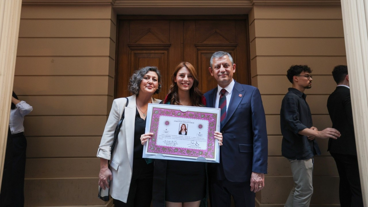 Özgür Özel, kızının avukatlık ruhsat törenine katıldı