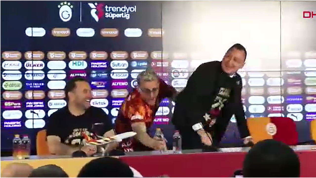 Okan Buruk açıklama yaptığı sırada sulu baskın uğradı
