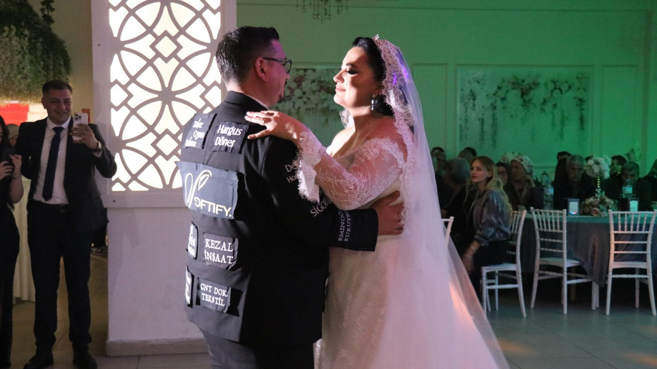 Düğün masraflarını düşürmek istedi, damatlığına reklam aldı