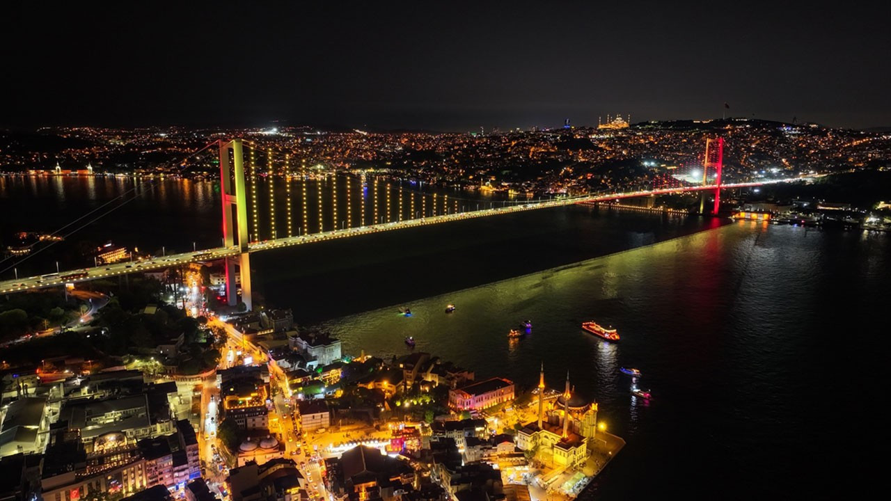 15 Temmuz Şehitler Köprüsü sarı-kırmızı renklerle ışıklandırıldı